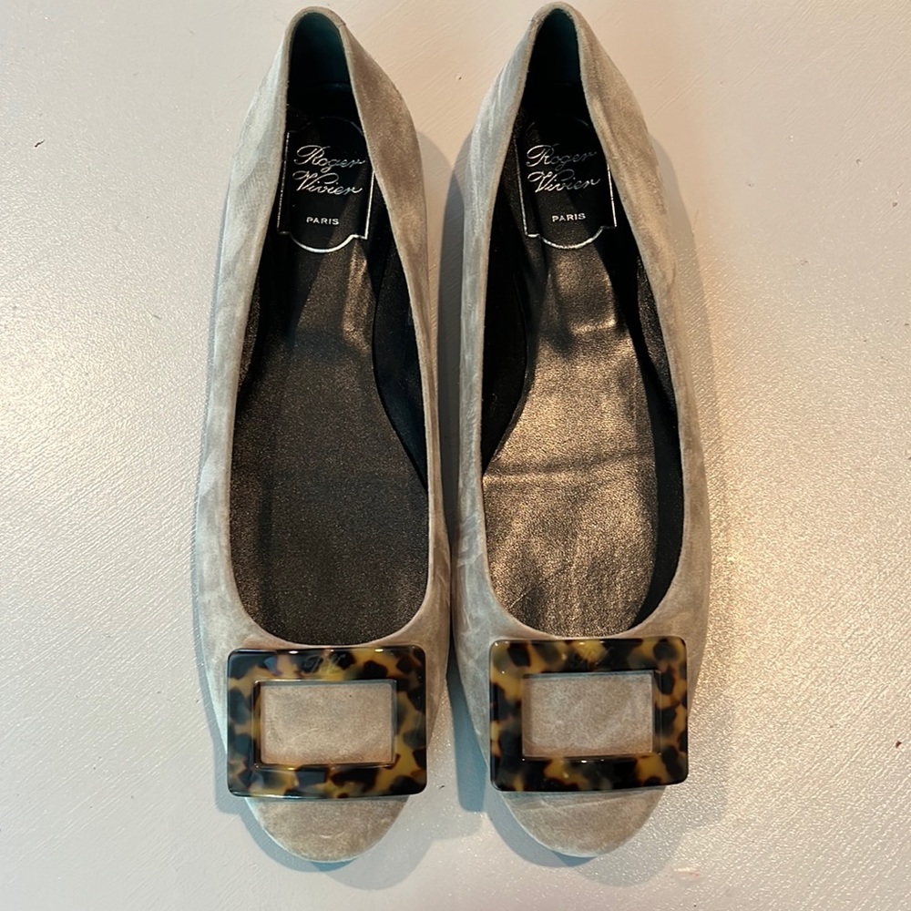 Roger Vivier Paris light tan suede buckle flat